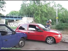 Грудастая девка на автостоянке ебётся с парнем в позе наездницы