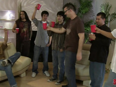 Девушка по вызову Tori Black доставляет удовольствие парнишке