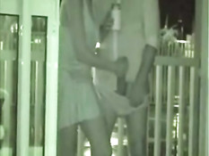 Девушка в темноте дрочит парню хуй и трахается в позе наездницы