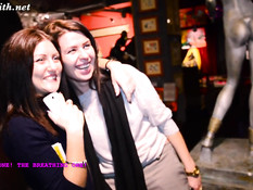 Красивая русская девка в чулках без трусиков гуляет по секс музею