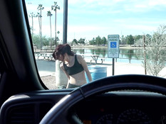 Мужик ебёт в своём автомобиле рыжую девушку с маленькой грудью