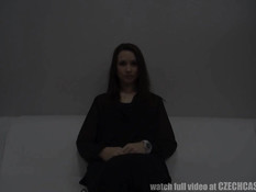 Чешская студентка с интимной стрижкой трахается на порно кастинге