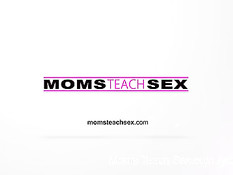 Зрелая Brandi Love обучает сексу парнишку и его подругу Aidra Fox