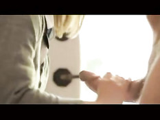 Юная девка Sierra Sanders отсасывает и ебётся со зрелым мужчиной