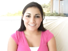 Молодая латинская девушка отсасывает и ебётся на порно кастинге