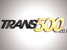 Шоколадный транссексуал в стрингах показывает большую задницу