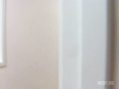 Две развратные чернокожие шлюхи отсасывают хуй белому мужику