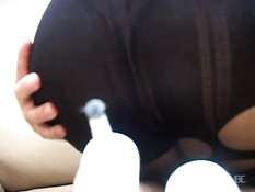 Две развратные чернокожие шлюхи отсасывают хуй белому мужику