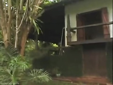 Горячая шоколадная девушка прыгает на члене своего бойфренда