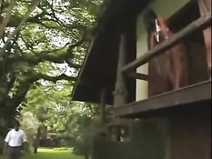 Горячая шоколадная девушка прыгает на члене своего бойфренда