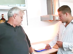 Грудастая темнокожая женщина Diamond Jackson трахается на полу