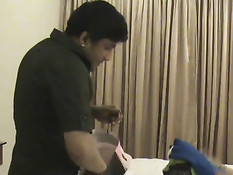 Скрытая камера снимает как индийская пара трахается в гостинице