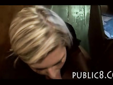 Паренёк уломал на отсос и секс молодую светловолосую барменшу