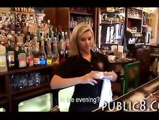 Паренёк уломал на отсос и секс молодую светловолосую барменшу