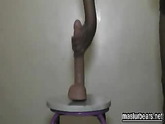 Смуглая любительница насаживается на длинный фаллоимитатор