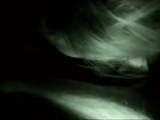 Греческая любительница в темноте отсасывает и лижет член парню