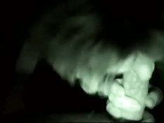 Греческая любительница в темноте отсасывает и лижет член парню