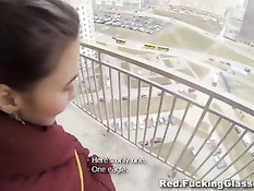 Парень в подъезде многоэтажки оттрахал молодую русскую девку