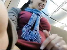 Брюнетка сидит в кафе без трусиков и снимает свою бритую киску