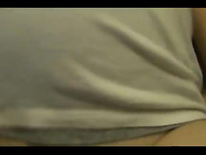 Мужик вставляет хуй в волосатую пизду и снимает крупным планом