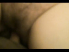 Мужик вставляет хуй в волосатую пизду и снимает крупным планом