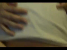 Мужик вставляет хуй в волосатую пизду и снимает крупным планом