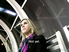 Пикапер познакомился на остановке с блондинкой и отъебал в парке