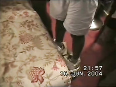 Развратная жена отсасывает мужикам члены в любительском порно