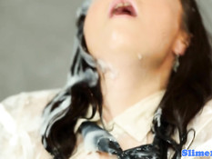 Девчонка в плаще залита спермой из просунутого в отверстие члена