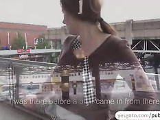 Незнакомая девушка с большими сиськами оттрахана в позе раком