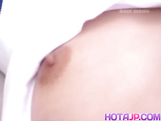 Парень мастурбирует волосатую киску японской девки Hitomi Kiryuu