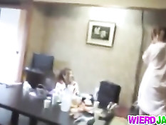 Милые японские девчонки дрочат парням и ебут себя вибраторами