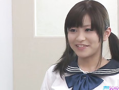 Японская студентка трахает себя вибратором и отсасывает парням