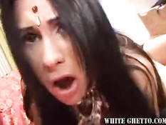 Грудастую девушку с волосатой киской Sheila Marie трахают в анус