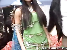 Грудастую девушку с волосатой киской Sheila Marie трахают в анус