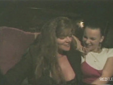 Лесбиянка оттрахала свою подругу страпоном на улице возле такси