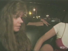 Лесбиянка оттрахала свою подругу страпоном на улице возле такси