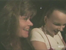 Лесбиянка оттрахала свою подругу страпоном на улице возле такси