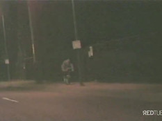 Лесбиянка оттрахала свою подругу страпоном на улице возле такси