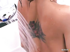 Сисястая пациентка Gia DiMarco трахается со своим лысым доктором