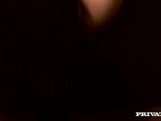 Брюнеточка в чёрных чулках пососала член и дала оттрахать в анал