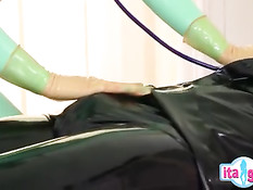 Медсестра в зелёном латексном костюме ебётся с пациентом в чёрном