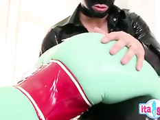 Медсестра в зелёном латексном костюме ебётся с пациентом в чёрном