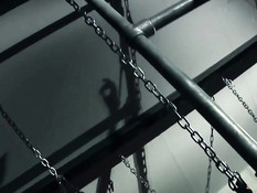 Скованная цепями секс рабыня Alexis Crystal вынужденна сосать хуй