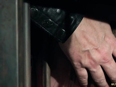 Скованная цепями секс рабыня Alexis Crystal вынужденна сосать хуй