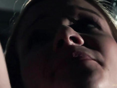 Скованная цепями секс рабыня Alexis Crystal вынужденна сосать хуй