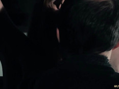 Скованная цепями секс рабыня Alexis Crystal вынужденна сосать хуй