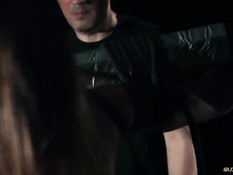 Скованная цепями секс рабыня Alexis Crystal вынужденна сосать хуй