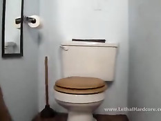 Сисястая девка Natasha Nice мастурбирует в туалете и делает минет