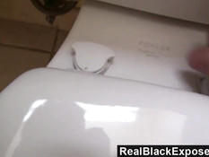 Грудастая смуглая девчонка дрочит член сиськами и делает минет